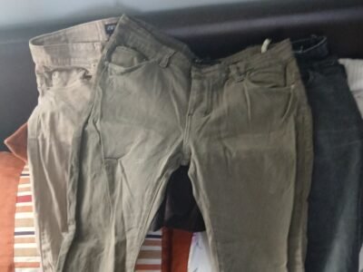 pantalons zara original chino ou des jeans de couleur kaki ou beig