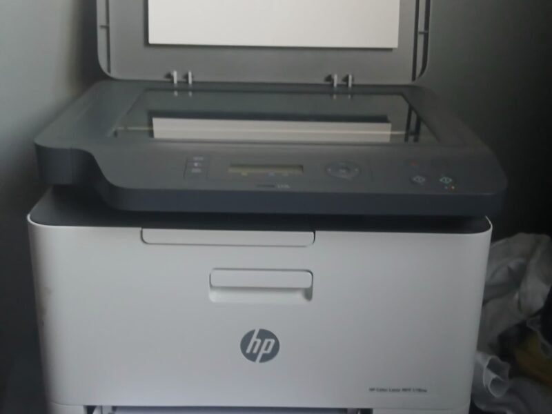 L'imprimante sur l'image est l'HP Color Laser MFP 178nw. Il s'agit d'une imprimante multifonction laser couleur compacte conçue pour les petites entreprises ou le bureau à domicile.