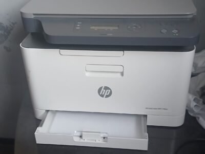 L'imprimante sur l'image est l'HP Color Laser MFP 178nw. Il s'agit d'une imprimante multifonction laser couleur compacte conçue pour les petites entreprises ou le bureau à domicile.