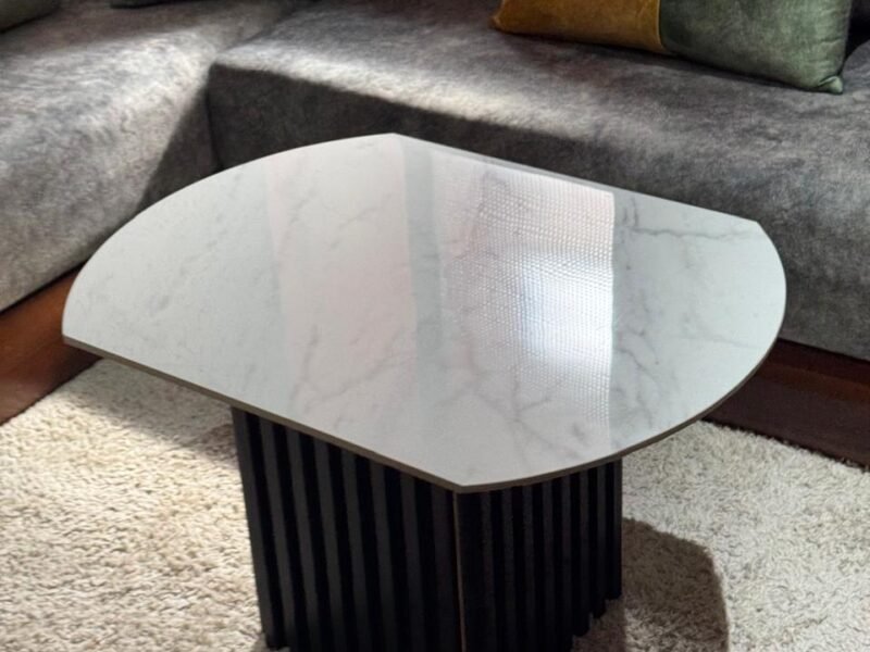 Table basse en céramique italienne et bardage PVC - Accessoires maison Maroc