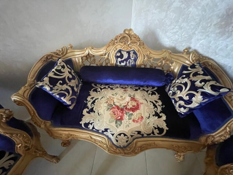 Des fauteuils en bois avec tissu bleu en bon état