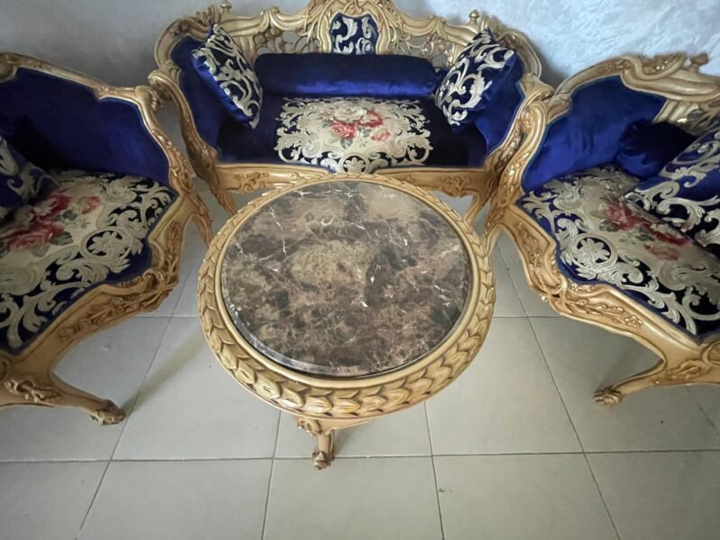 Des fauteuils en bois avec tissu bleu en bon état