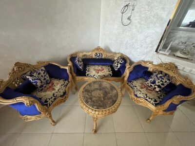 Des fauteuils en bois avec tissu bleu en bon état