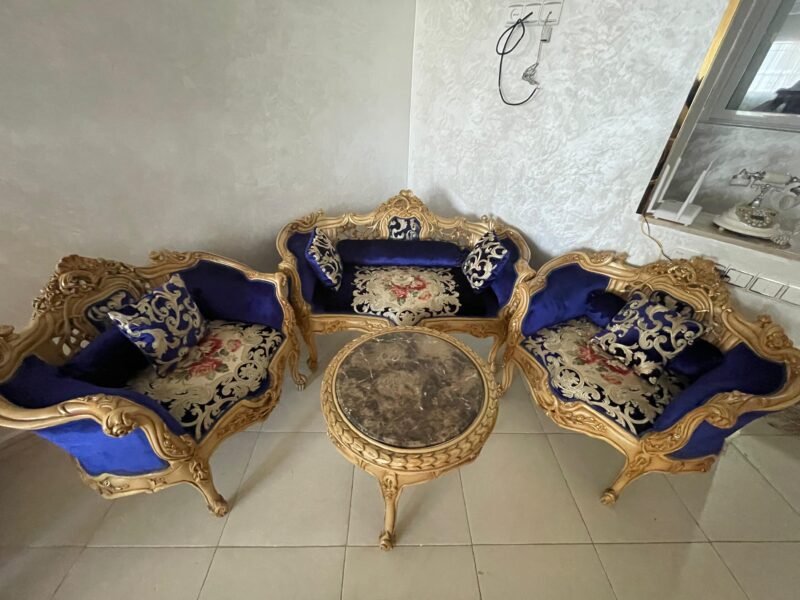 Des fauteuils en bois avec tissu bleu en bon état