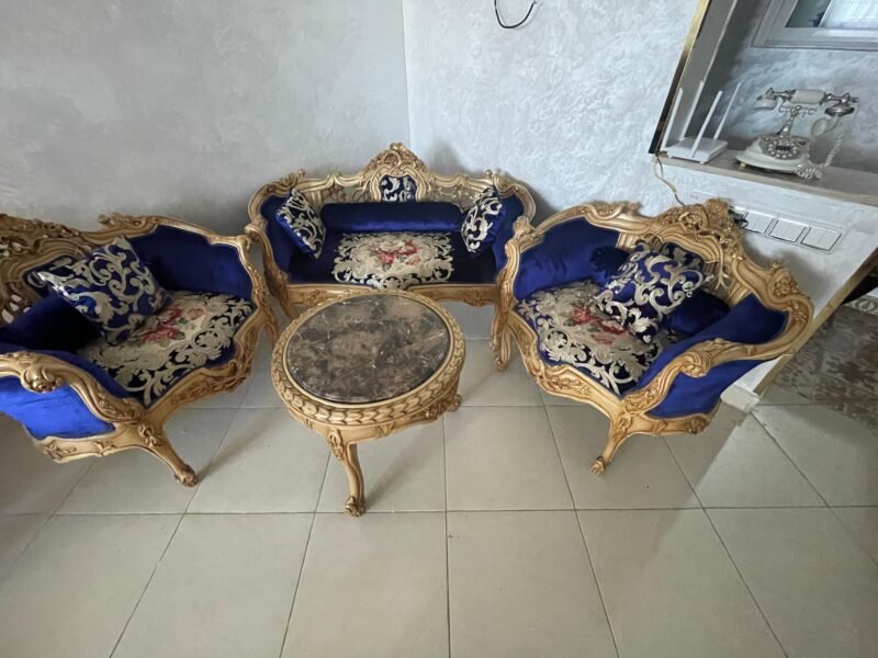 Des fauteuils en bois avec tissu bleu en bon état