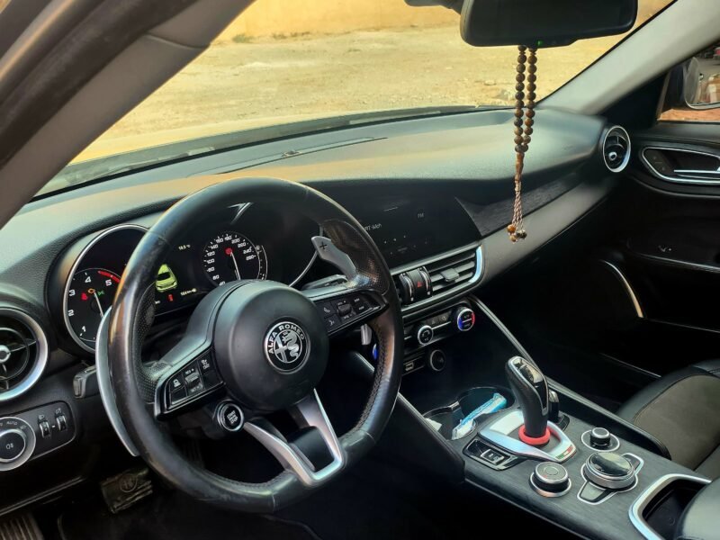 Alfa Romeo giulia couleur noir modèle 11/2021 très bon état Km 70000