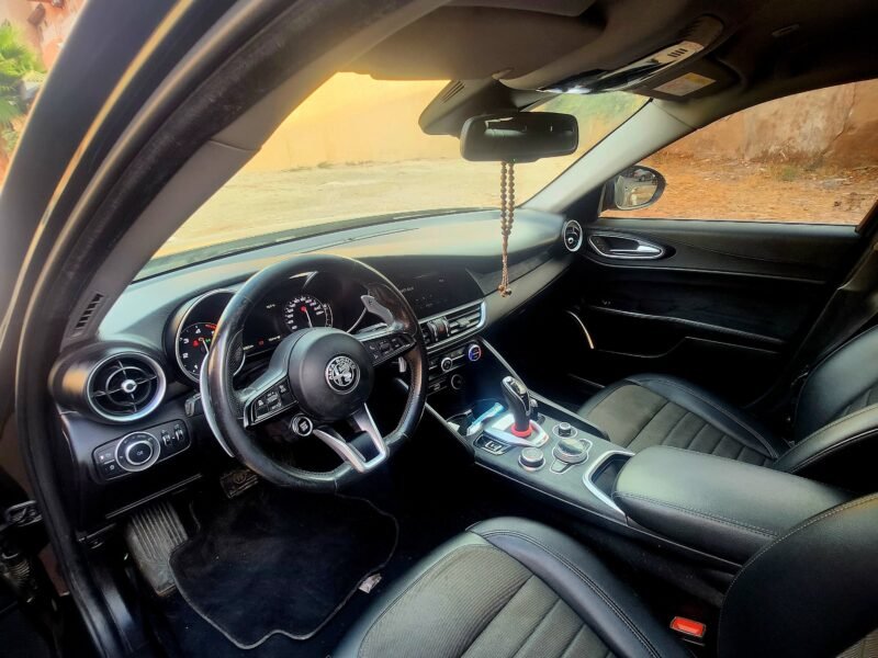 Alfa Romeo giulia couleur noir modèle 11/2021 très bon état Km 70000