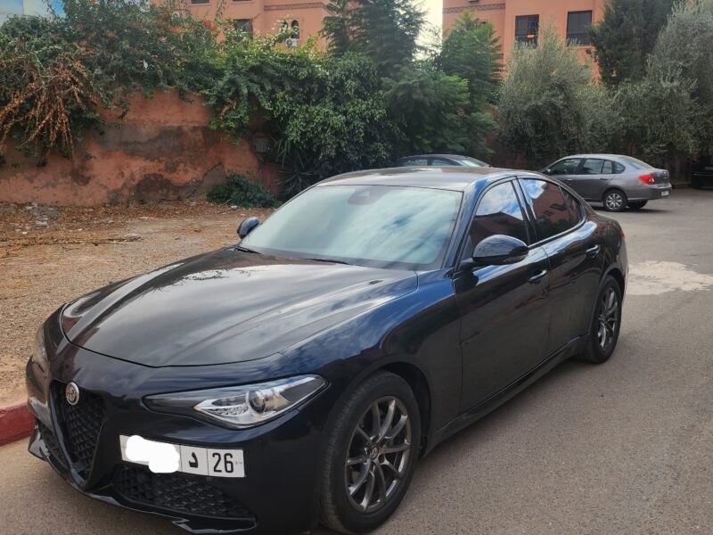 Alfa Romeo giulia couleur noir modèle 11/2021 très bon état Km 70000