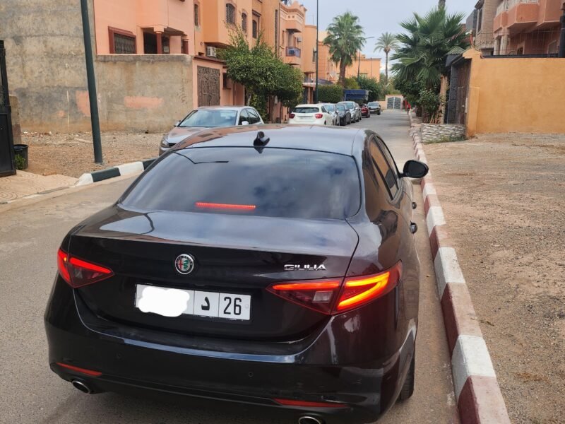 Alfa Romeo giulia couleur noir modèle 11/2021 très bon état Km 70000
