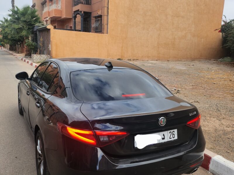 Alfa Romeo giulia couleur noir modèle 11/2021 très bon état Km 70000