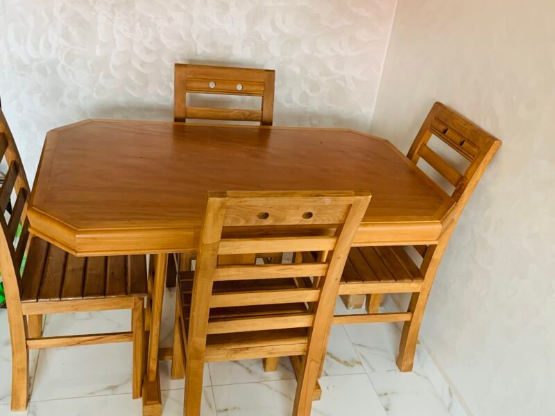 Table à manger 4 chaises en bois hêtre mesure 1,28m/80cm