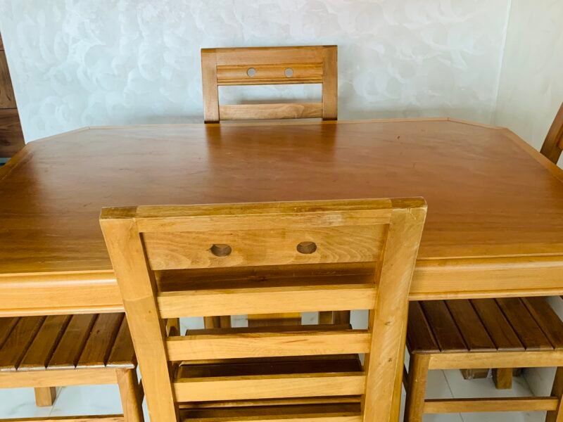 Table à manger 4 chaises en bois hêtre mesure 1,28m/80cm